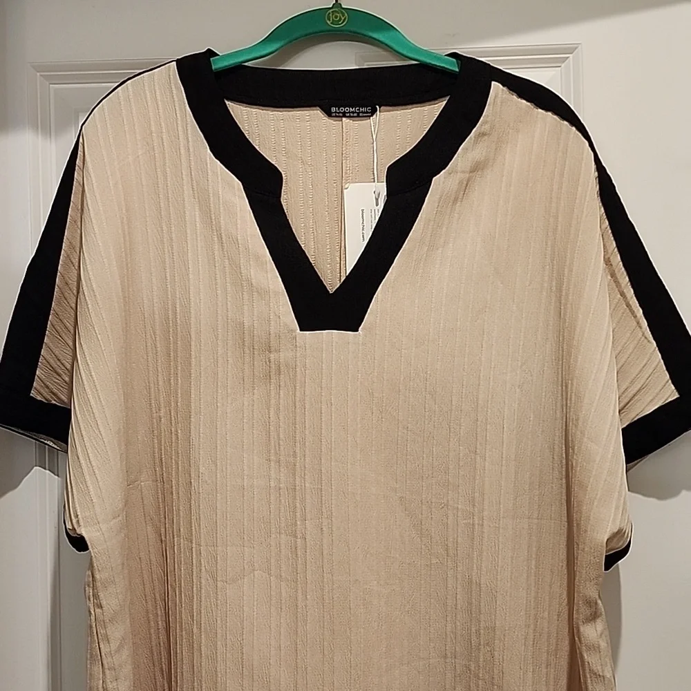 NEW Bloomchic textured tan blouse with black contrast accents 1x - Picture 3 of 5
